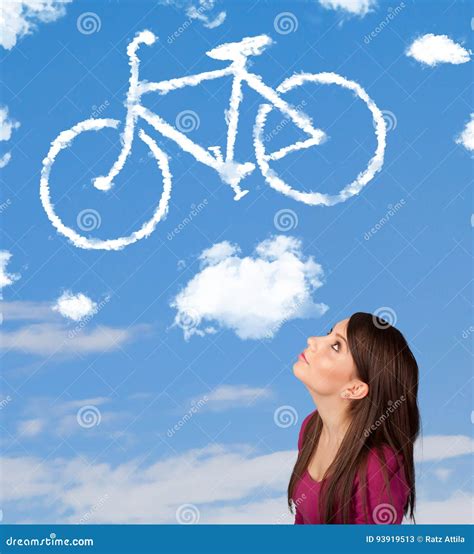 Ragazza Che Esamina Le Nuvole Della Bicicletta Su Cielo Blu Immagine