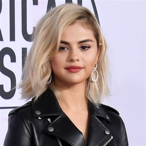 She can credit the look to celebrity hairstylist riawna capri and celeb colorist nikki lee from nine zero one salon because, yes, it's definitely the. Selena Gomez Shows Off New Blonde Bob at 2017 AMAs | Allure