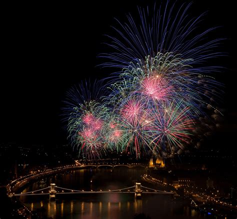 A mintegy félórás (34 perces) tűzijáték további vizuális és . képes-lap: Tüzijáték, Budapest - 2012. augusztus 20.