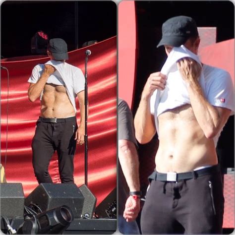 Shirtless Chris Martin During Rehearsals Great Bands Cool Bands Chris Martin Coldplay Blue