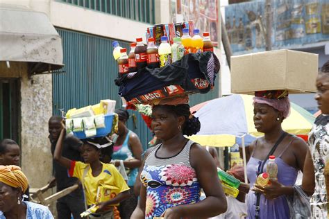 Angolanas Vendem De Tudo Nas Ruas De Luanda Sempre De Olho Nos