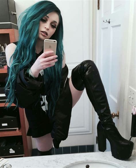 Pin By Ilion Jones On Gothic Punk Vampire Cute Emo Girls Goth Beauty Hot Goth Girls