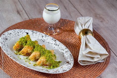 Traditional Turkish Baklava Pistachio Pastry Dilberdudagi Ozel Kesim