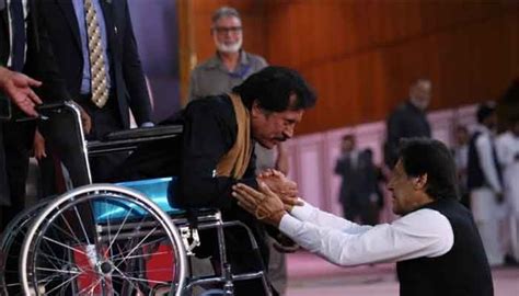 Pm Imran Rises From Seat To Meet Attaullah Esakhelvi At Pti Foundation