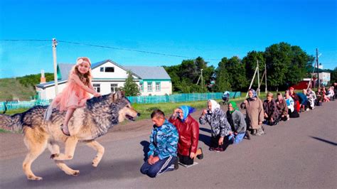 Волчица поставила село на колени когда принесла на своей спине пропавшую в лесу девочку YouTube