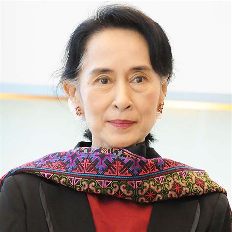 Aung san suu kyi, the leader of myanmar's civilian government, urged people across the country to oppose a military takeover of the country on monday. Aung San Suu Kyi, du prix Nobel de la Paix à la présidence ...