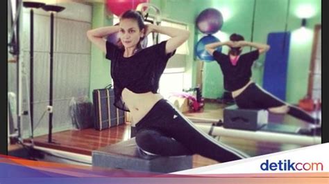 Luna Maya Tetap Terlihat Fresh Meski Sangat Sibuk Ini Lho Rahasianya