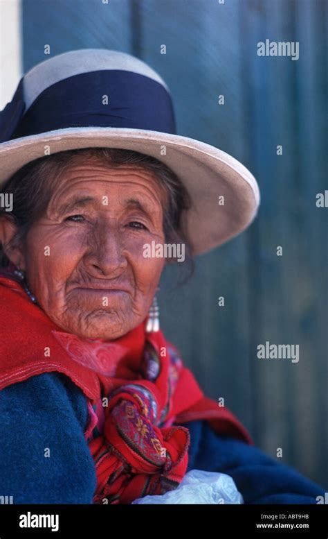 Ancianos Mujer Peruana En Distintivo Sombrero Y Vestimenta Andina Del