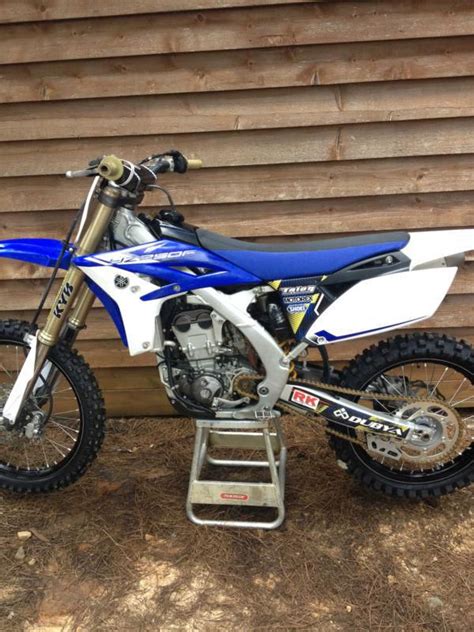 The 2013 yamaha yz250f has bng (bold new graphics), black handlebars and a white rear fender instead of blue. Buy 2013 YAMAHA YZ250F on 2040-motos