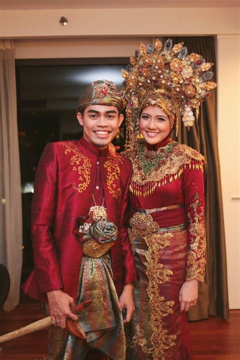 Namun ekor gaun ini mengembang seperti ekor putri model baju pengantin satu ini cukup populer di kalangan banyak wanita. Malay wedding