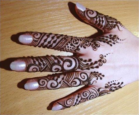 Mulai dari motif henna tangan, motif henna kaki, motif henna simple, gambar henna tangan, gambar henna gambar di atas menunjukkan seorang wanita dengan telapak tangan penuh motif henna. 100 Gambar Henna Tangan yang Cantik dan Simple Beserta Cara Membuatnya | Rejeki Nomplok