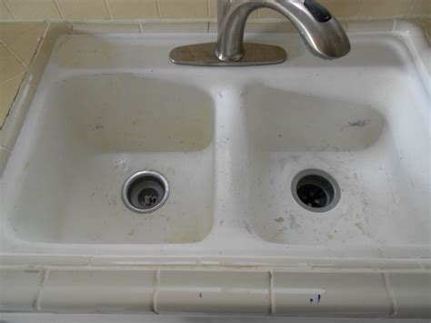 It begins with us cleaning the sink, fixing the chips and cracks and then sanding down the repairs. Before & After Photos : Finish Pro Bathtub Refinishing