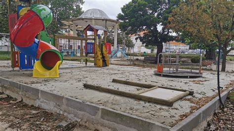 Renovação Do Parque Infantil Do Jardim Público Perto Da Conclusão Uf
