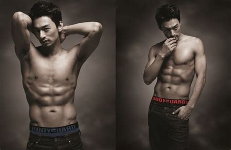 Statue Beauty Joo Jin Mo Showed Off His Copper Colored Six Packs
