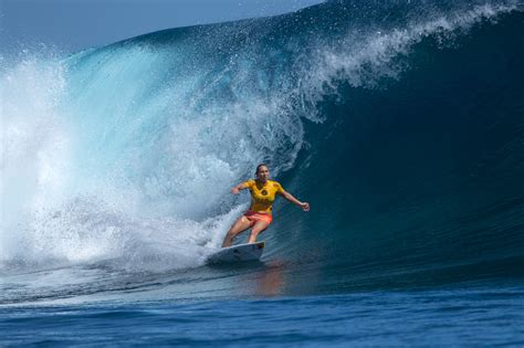 Fearless Female Surfers Dominated Fiji S Huge Waves Huffpost