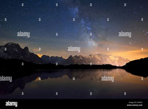 Massif Du Mont Blanc Dans La Nuit Avec La Voie Lactée Reflété Dans Le