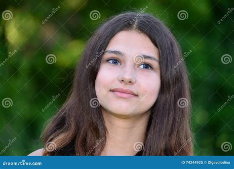 Retrato De La Morenita Adolescente Con El Pelo Largo Imagen De Archivo Imagen De Azul
