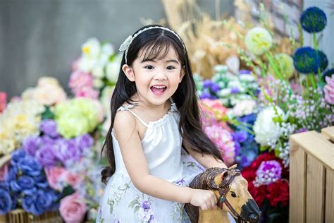 Niña Vistiendo Blanco Floral Espagueti Correa Vestido Niños