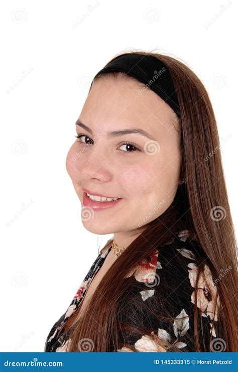 Retrato De Una Muchacha Sonriente Del Adolescente Con El Pelo Largo