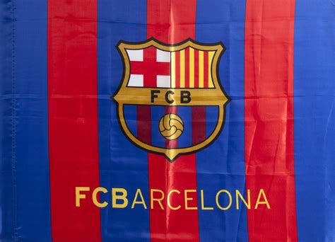Fc barcelona just revealed a major update to its logo, which will go into effect in the upcoming season. Vlag barcelona klein 75x100 cm stripes - Vlag barcelona ...