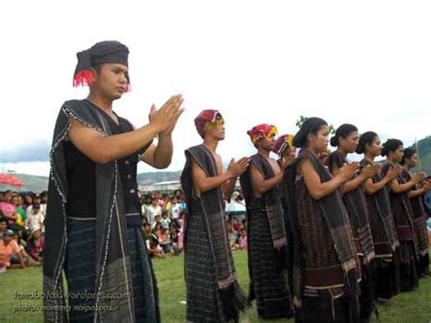 Kini pengajaran bisa dilakukan melalui berbagai media contoh perubahan sosial budaya juga ada pada sektor keamanan. Fitinline.com: Pakaian Tradisional Sumatera Utara