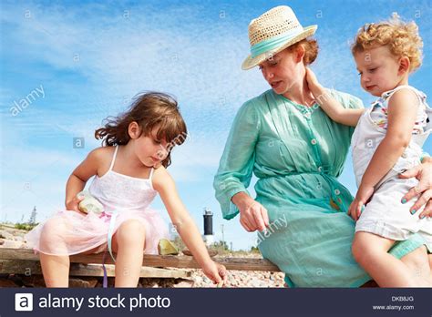 Madre E Hijas En La Playa Fotografías E Imágenes De Alta Resolución Alamy
