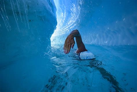 Британец 10 минут продержался в водах Антарктиды ради спасения планеты