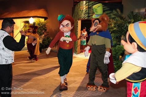 Pinocchio At Disney Character Central Disneyland Pinocchio Tokyo