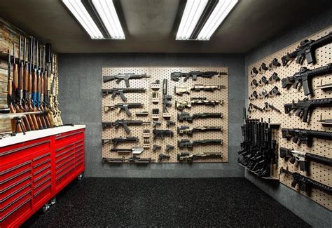 Оружейная комната в доме дизайн фото