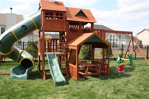 Wanting a backyard playground but not sure where to look? Modern and minimalist luxury outdoor playhouse ideas (13 ...