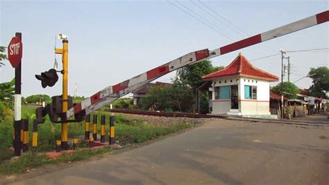 Klampok adalah sebuah desa di kecamatan wanasari, kabupaten brebes, jawa tengah, indonesia. Perlintasan Kereta Api JPL 272 Brebes - YouTube