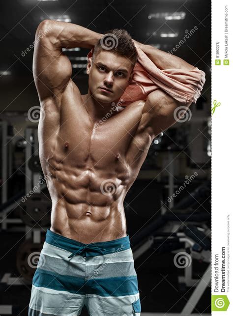 Uomo Muscolare Sexy In Palestra Addominale A Forma Di Forte ABS Nudo Maschio Del Torso