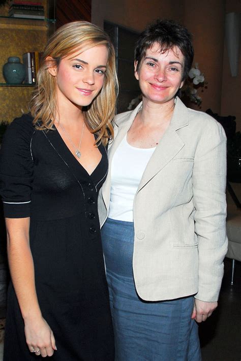 Photo Emma Watson et sa mère Jacqueline Luesby à New York le 12
