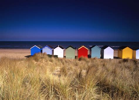 A timelessly romantic retreat for two, complete with spectacular views of southwold harbour. Beach huts at Southwold, Suffolk | Cabine de plage, Bord ...