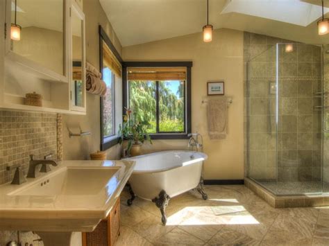 Professional bathroom designer jamie banfield advises that your bathroom should be at least 10 feet by 6 feet to accommodate a freestanding tub—12 feet by 6 feet. 27 Beautiful Bathrooms With Clawfoot Tubs (Pictures ...