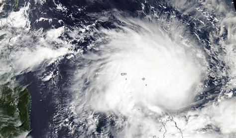 Rick meets his fate and it is up to his girlfriend teri to keep the cyclone from falling into the wrong hands. Un mois après Idai, un autre cyclone menace le Mozambique