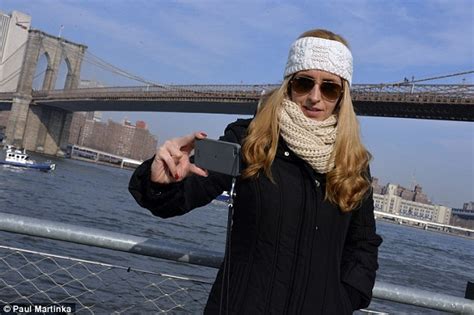 Woman Snaps Tasteless Selfie With Suicidal Brooklyn Bridge Jumper In The Background Daily Mail