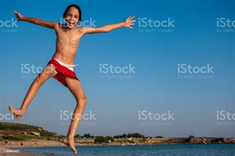Junge Springen Am Strand Stockfoto Und Mehr Bilder Von Nackter Oberkörper Nackter Oberkörper