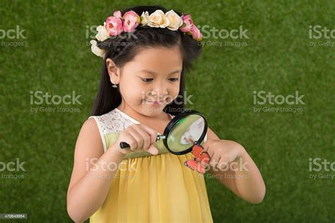 여자아이 돋보기 꽃 식물에 대한 스톡 사진 및 기타 이미지 꽃 식물 나비 아이 iStock