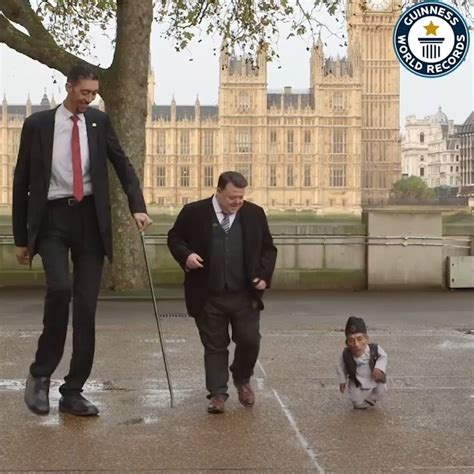 Tallest Man Meets Shortest Man Guinness World Records At Gwrday