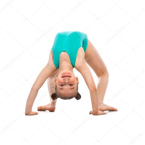 Flexible niña gimnasta haciendo un puente sobre fondo blanco