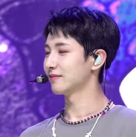 yarraa on twitter rt mfaljen renjun looking at the fans with stars in his eyes 😢