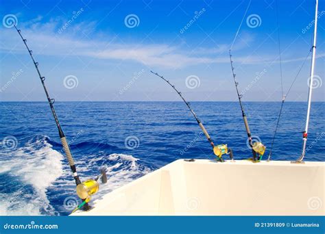 Pesca Della Barca Che Pesca A Traina Nel Mare Blu Profondo Immagine