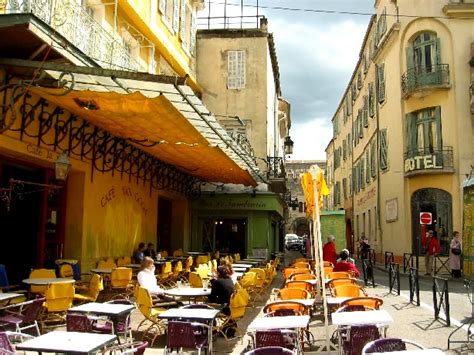 Aline Hannun Artista Plástica O Terraço Do Café Na Place Du Fórum