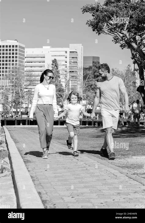 Feliz Madre Joven Y Padre Caminando En El Parque Con Su Hijo Juntos