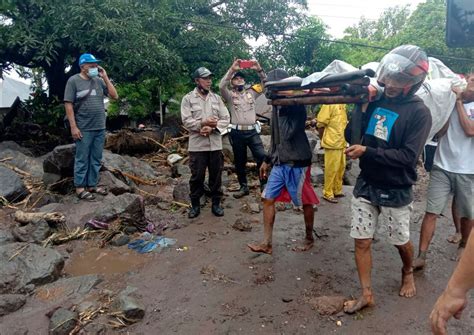 Indonesia Landslides Floods Kill 55 People Dozens Missing