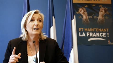 Marine Le Pen attaque Closer qui l'a affichée en maillot de bain sur sa