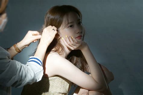 Snsd Yoona S Charm Radiates In Her Big Issue Behind The Scene Pictures Wonderful Generation
