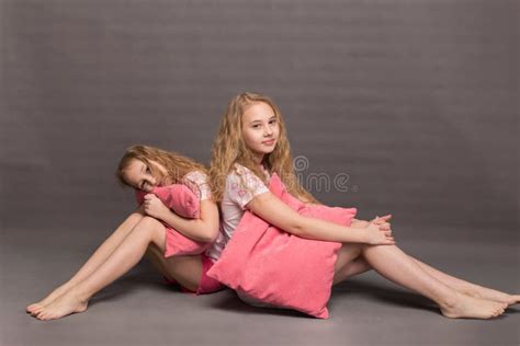 De Mooie Twee Meisjes In Roze Pyjamas Spelen Alvorens Naar Bed Te Gaan