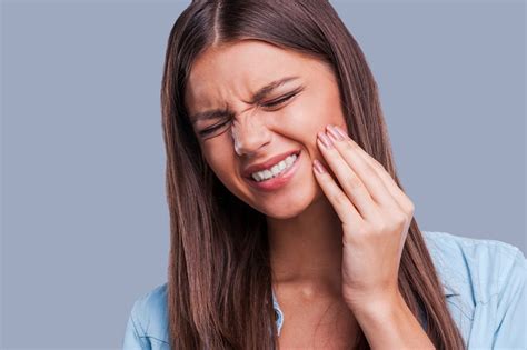Nyeri sakit gigi tidak hanya bikin ngilu saat mengunyah makanan, tapi bisa membuat sakit kepala dan demam. Gigi Berlubang - Gejala, penyebab dan mengobati - Alodokter